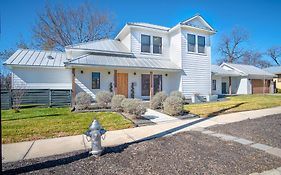 Downtown Modern Farmhouse-Pool- Sleeps 12